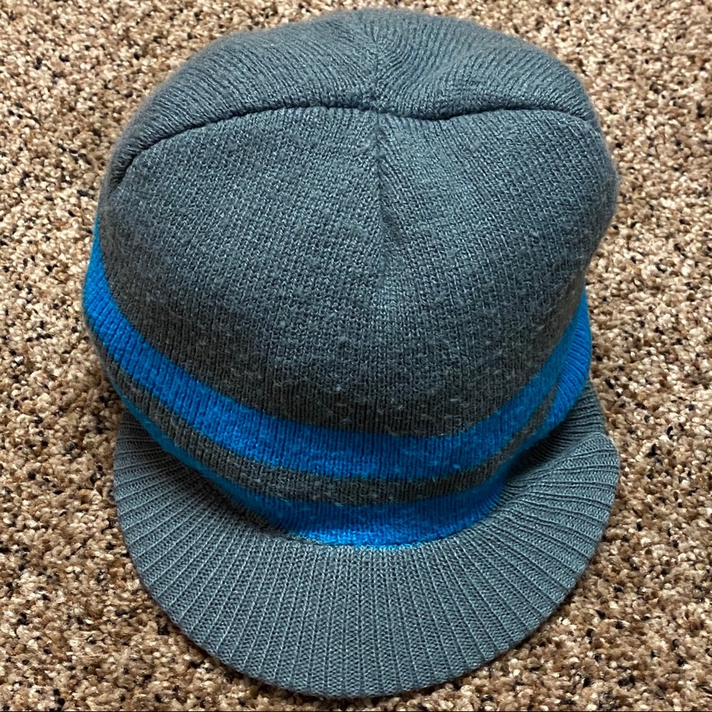 Men’s striped knit hat never worn blue grey stretchy Duckbill rimmed